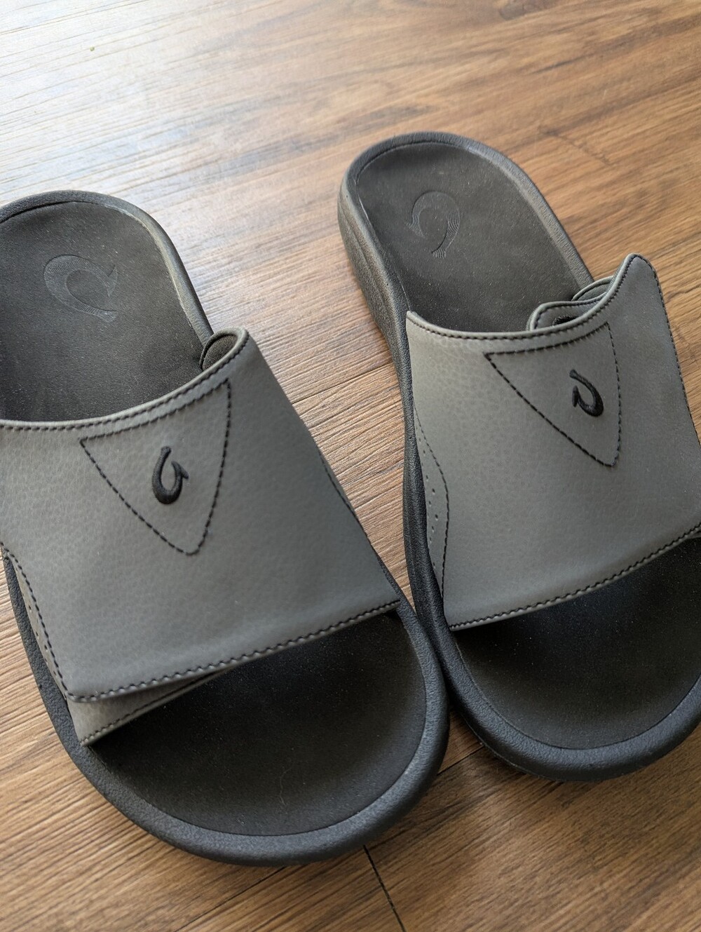 OluKai Men's Grey Slide Sandals with Adjustable Strap Sz 11 - Picture 3 of 7